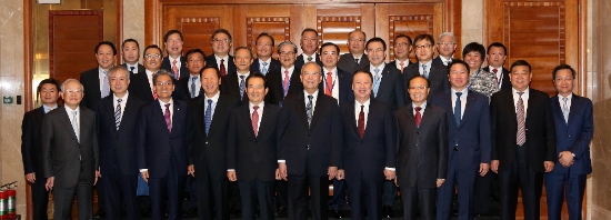 대한상공회의소는 29일 중국 베이징에서 중국국제경제교류센터와 공동으로 ‘제1회 한-중 기업인 및 전직 정부고위인사 대화’를 개최했다. 박용만 대한상의 회장(앞줄 왼쪽 일곱번째)과 정세균 前국회의장(앞줄 왼쪽 다섯번째), 최태원 SK 회장(앞줄 왼쪽 아홉번째), 윤부근 삼성전자 부회장(두번째줄 왼쪽 여덟번째), 정의선 현대차 부회장(세번줄 왼쪽 다섯번째) , 손경식 CJ 회장(앞줄 왼쪽 첫번째), 박정원 두산그룹 회장(세번째줄 왼쪽 첫번째), 쩡페이옌 CCIEE 이사장(앞줄 왼쪽 여섯번째) 등이 참석자들과 기념촬영을 하고 있다. 사진=대한상의.