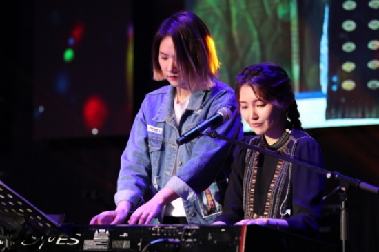 30일 가수 `옥상달빛`이 서울 강남구 포스코센터에서 개최된 ‘CHEER UP, 청춘!’ 콘서트에서 공연을 선보이고 있다. 사진=포스코.