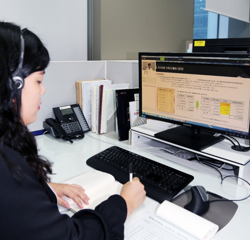 △신한생명 'S-Live'로 직원교육을 수강 중인 직원 / 사진=신한생명