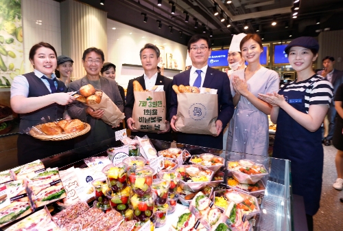 (맨 좌측 두 번째부터) 이철수 환경운동연합 대표, 안병옥 환경부 차관, 권인태 파리크라상 대표이사가 2일 파리바게뜨 명동본점에서 ‘1회용품 줄이기 및 재활용 촉진을 위한 자발적 협약’ 체결 기념촬영을 하고 있다. 파리크라상 제공