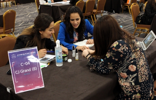 CJ ENM 오쇼핑 부문의 멕시코 법인인 CJ Grand MD가 지난 2일 코엑스에서 열린 해외 홈쇼핑 초청 수출상담회에 참가해 국내 중소기업 담당자와 1:1 상담을 진행하고 있다. CJ ENM 제공