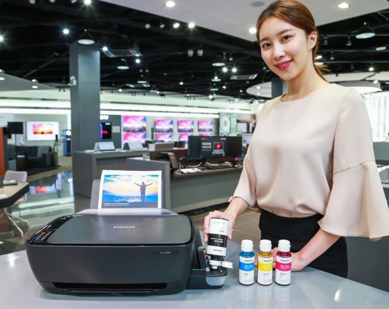 △삼성전자 모델이 3일 출시된 정품 무한 잉크젯 복합기, ‘삼성 잉크젯 플러스’를 소개하고 있다 / 사진=삼성전자