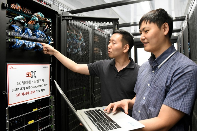 △SK텔레콤과 삼성전자 연구원들이 2일 경기도 수원시에 위치한 삼성전자 5G연구소에서 ‘5G 전용 교환기’의 기술과 장비 성능을 시험해보고 있다 / 사진=SK텔레콤