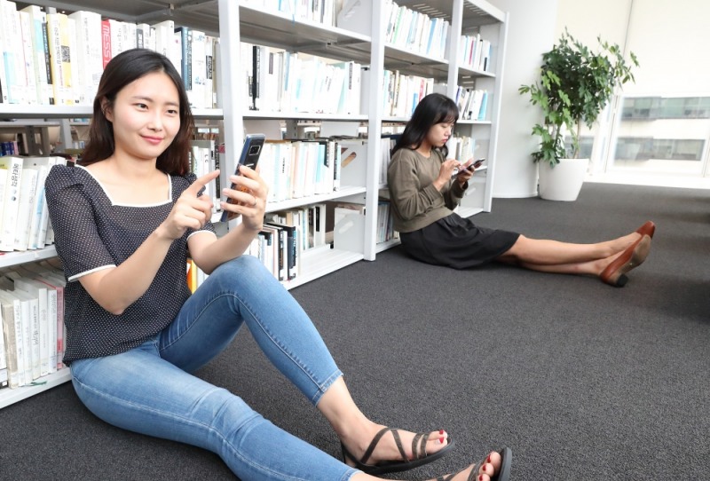 △블라이스 이용자가 도서관서에서 스마트폰을 이용해 웹소설을 읽고 있다 / 사진=KT