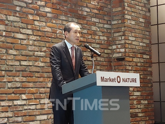 허인철 오리온 부회장이 3일 서울 마켓오 도곡점에서 열린 '마켓오 네이처' 론칭 기자간담회에서 인사말을 하고 있다. 신미진기자