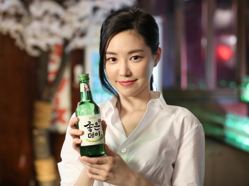 좋은데이 모델 손나은. 무학 제공