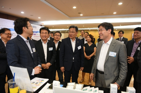 4일 권오준 포스코 회장(사진 오른쪽)과 최수규 중소벤처기업부 차관(사진 중앙)이 대치동 포스코센터에서 열린 제 15회 아이디어 마켓플레이스에 참석했다. 사진=포스코.