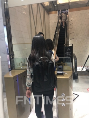 롯데면세점 명동본점 12층에 위치한 출입구에서 ID카드를 찍고 에스컬레이터로 올라가면 스타라운지가 나온다. 신미진기자