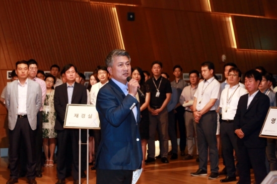 6일 장세욱 동국제강 부회장이 을지로 본사에서 진행한 창립 64주년 기념식에서 직원들에게 메시지를 전하고 있다. 사진=동국제강.