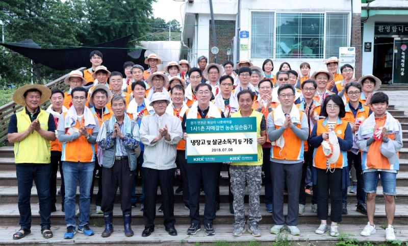 KRX(한국거래소)국민행복재단은 6일 안상환 부이사장 등 40여명의 임직원과 함께 1사1촌 자매결연마을인 경기 연천군 북삼마을을 방문해 호박따기, 인삼재배정비작업 등 농촌일손돕기 봉사활동을 실시했다. 1사1촌 농촌일손돕기에 앞서 진행된 후원물품전달식에서 (왼쪽 다섯번째 인사부터) 안상환 한국거래소 경영지원본부장, 전해원 경기 연천 북삼리 마을대표(이장). 사진=한국거래소