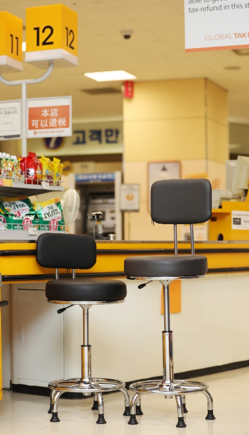 계산대 의자 교체 전(좌)과 교체 후. 이마트 제공