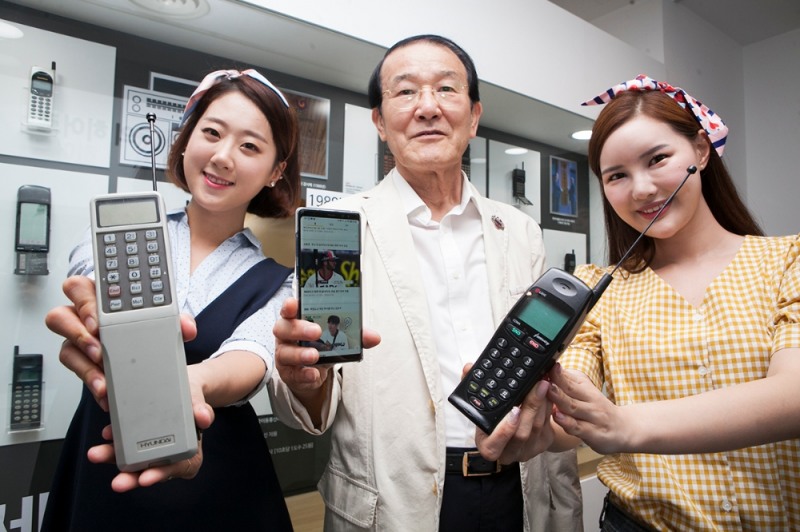 △1988년 7월 개통 고객(박재원, 73세)이 특별전시장을 둘러보며 지난 30년간의 이동통신 기술 발전 역사를 회고하며 기념사진을 촬영하고 있는 모습 / 사진=SK텔레콤