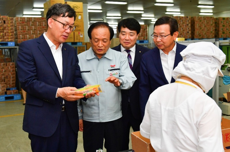 이대훈 NH농협은행장(사진 왼쪽)이 9일 ㈜일미농수산을 방문하여 생산현장을 둘러보고 있다. / 사진제공= NH농협은행