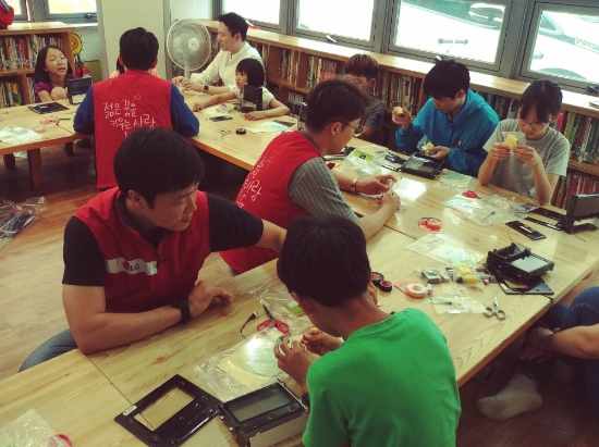 6일 LG화학 임직원들이 마곡 LG사이언스파크 인근 초등학생들을 대상으로 ‘주니어 공학교실’을 실시하고 있다. 사진=LG화학.