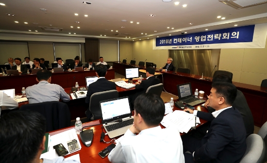 9일 유창근 현대상선 사장이 서울 종로구 연지동 본사에서 개최된 ‘2018년 아주지역 하계 영업전략회의’에서 회의를 하고 있다. 사진=현대상선.