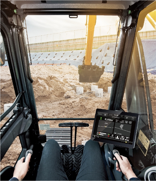 머신가이던스 탑재된 현대건설기계 굴삭기 내부. 사진=현대건설기계.