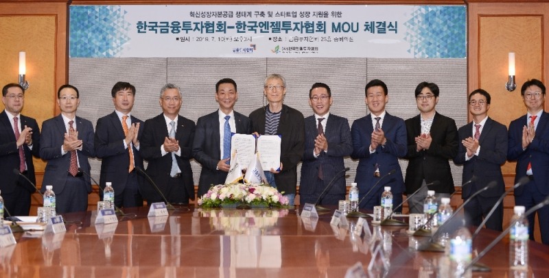 (왼쪽 세 번째부터) 신동준 금융투자협회 자산운용서비스본부장, 김철배 금융투자협회 회원서비스부문장, 권용원 금융투자협회장, 고영하 엔젤투자협회장, 황성환 타임폴리오자산운용 대표이사, 차문현 타임폴리오자산운용 부사장./사진=금융투자협회