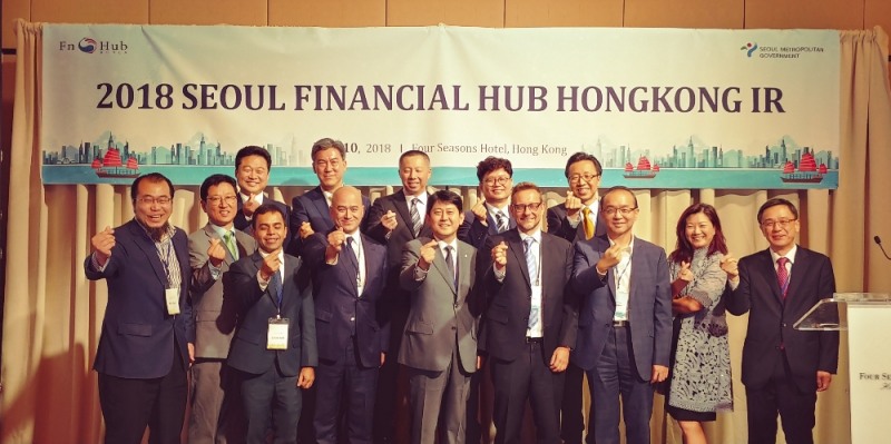 △유광열 금감원 수석부원장(가운데)이 ‘서울 금융중심지 홍콩 IR’에서 기념촬영을 하고 있다./사진=금감원