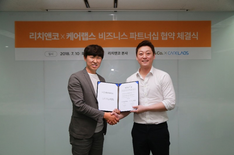 △왼쪽부터 리치앤코 한승표 대표이사, 케어랩스 김동수 대표이사 / 사진=리치앤코