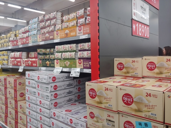 홈플러스 스페셜 목동점 즉석밥 매대. 박스(12~24개입)제품부터 번들(6개)까지 종류가 다양하다. 신미진기자