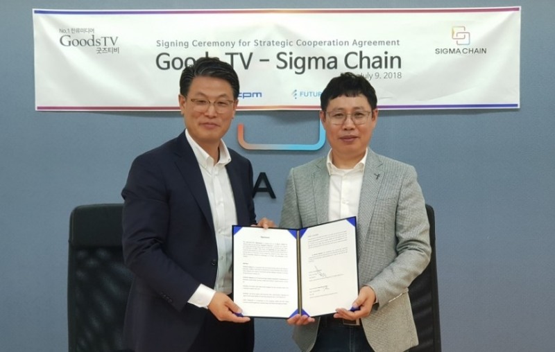 △블록체인 기술기업 시그마체인 곽진영 대표(오른쪽)와 멕시코 굿즈티비 이웅 대표가 서울 강남구 시그마체인 본사에서 IT 솔루션 공급 계약 및 전략적 업무협약을 체결했다 / 사진=시그마체인