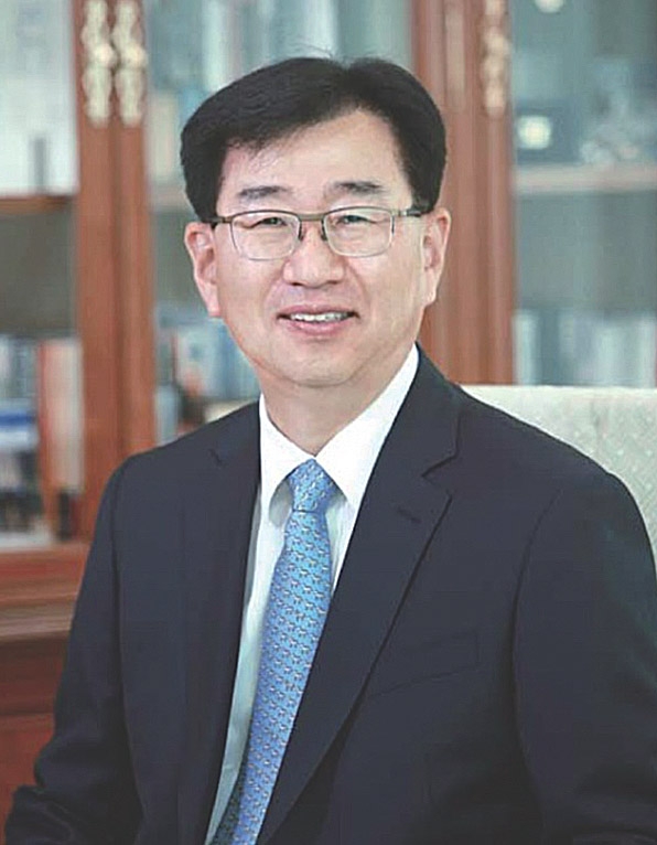 ▲사진: 이원희 현대자동차 사장 ▶학력 •웨스턴일리노이대학교 대학원 회계학 석사 •성균관대학교 경영학 학사▶약력 • 現 현대자동차 대표이사 사장 •2014.08 현대자동차 재경본부 본부장, 사장 •2011.02 현대자동차 재경본부 본부장, 부사장 •현대자동차 재경본부 본부장 •현대자동차 미국판매법인 재경담당 전무 •현대자동차 미국판매법인 재경담당 상무 •현대자동차 미국판매법인 재경담당 이사 •현대자동차 미국판매법인 재경담당 국제금융팀장 •1984년 현대자동차 입사
