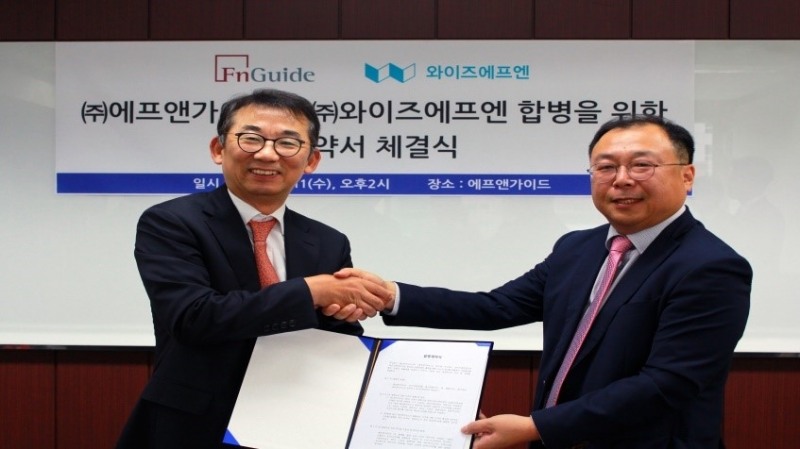 김군호 에프앤가이드 대표(왼쪽)와 이철순 와이즈에프엔 대표가 11일 서울 여의도 에프앤가이드 본사에서 열린 합병을 위한 계약서 체결식에서 기념촬영을 하고 있다./사진=에프앤가이드