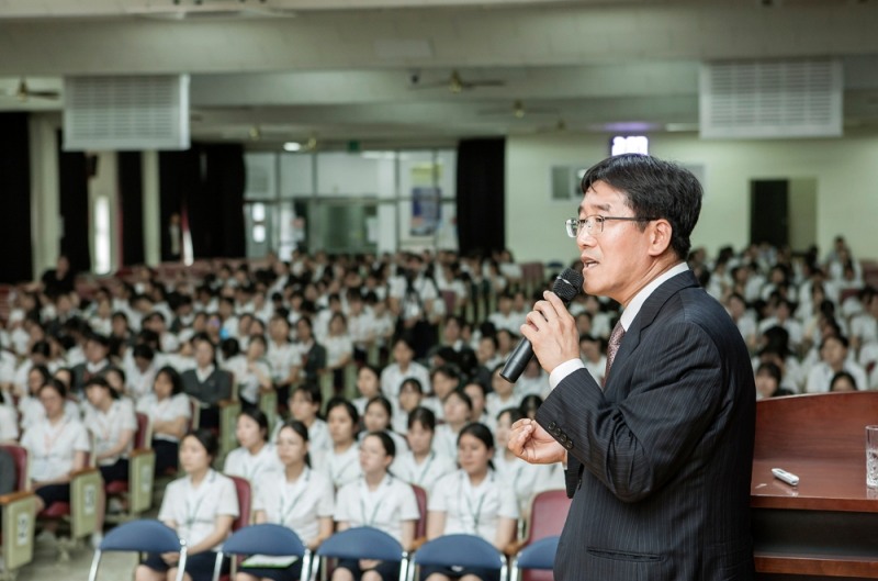 △ 박춘원 아주캐피탈 사장(오른쪽)이 12일 서울여자상업고등학교 재학생 500여명을 대상으로 꿈과 목표를 향한 행복한 도전’을 주제로 특강을 진행하고 있다./사진=아주캐피탈