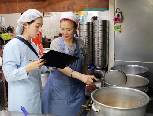 롯데월드몰 전담 위생사가 서울 송파구 전통시장 상인에게 위생 점검과 교육 등을 실시하고 있다. 롯데자산개발 제공