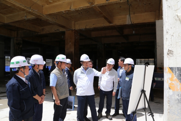 LH 임직원 150여명은 지난 13일 뉴딜정책 미션 완수를 위해 청주 문화산업단지(옛 연초제조창) 도시재생사업 현장을 방문했다. /사진=LH.