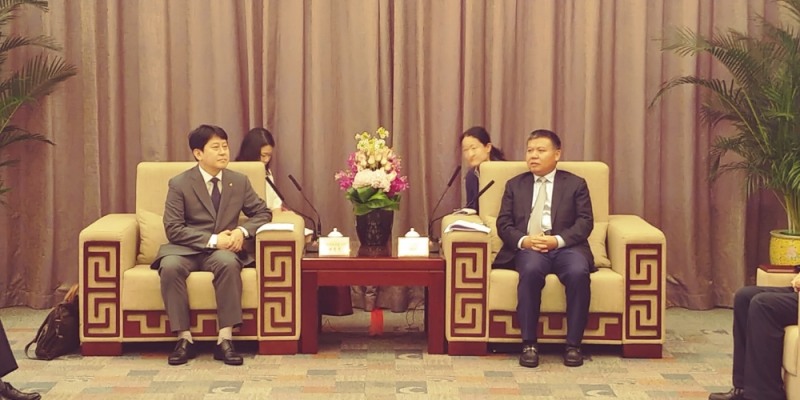 △유광열 수석부원장(왼쪽)이 왕리신 심천시 부의장과 면담을 진행하고 있다./사진=금융감독원