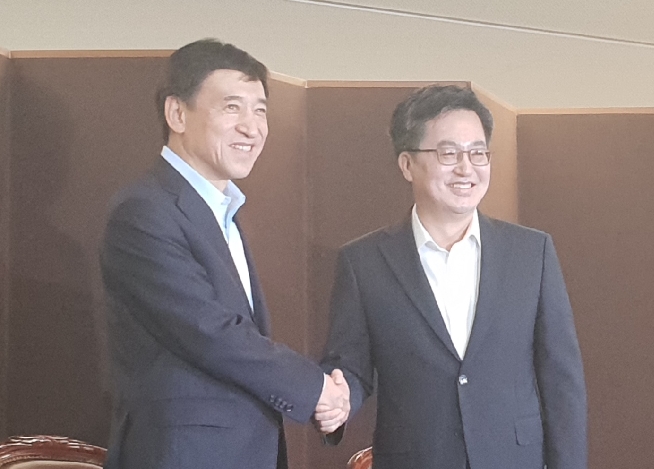 이주열 한국은행 총재와 김동연 부총리가 16일 오전 한국은행에서 조찬회동에 앞서 악수하고 있다. / 사진 = 박경배