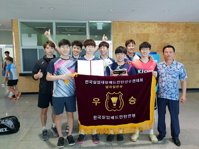 광주은행 배드민턴팀이 전국실업대항 배드민턴 선수권대회에서 우승한 후 기념촬영을 하고 있다. / 사진 = 광주은행