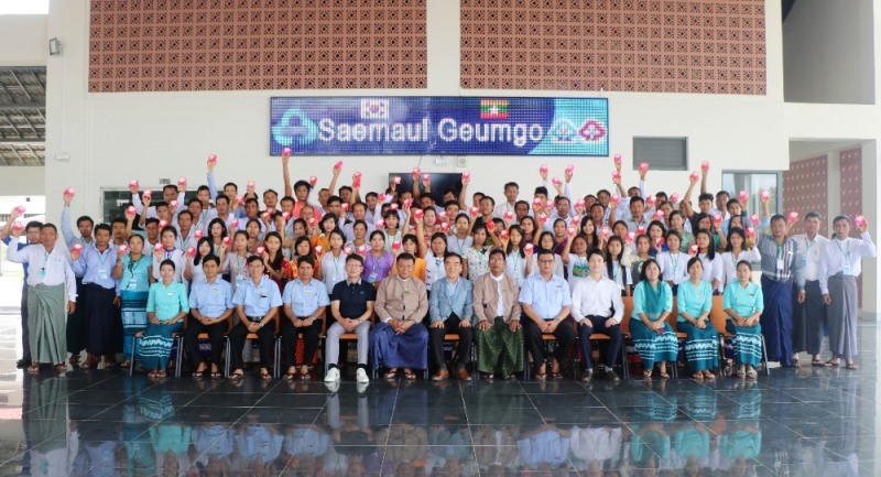 △미얀마 새마을금고 확산을 위한 현지교육 실시 후 새마을금고중앙회 관계자, 미얀마 마을주민 및 공무원들과 함께 기념촬영을 하고 있다./사진=새마을금고중앙회