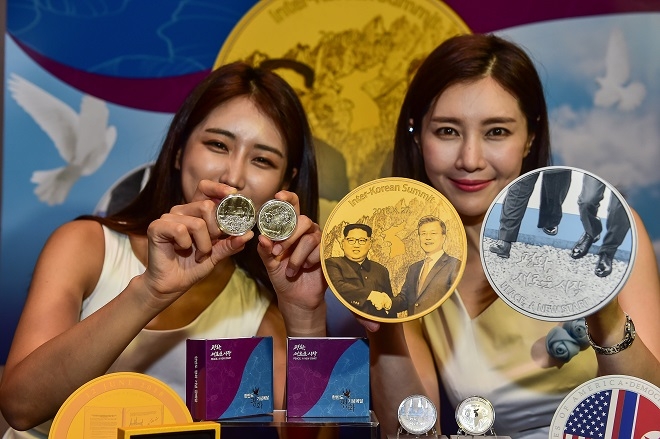 한국조폐공사가 16일 '한반도 평화 기념메달'을 공개했다. / 사진 = 한국조폐공사
