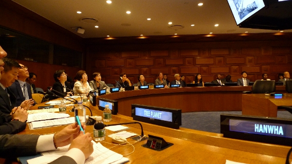 △UN본부에서 진행된 ‘지속가능발전에 대한 고위급 정치포럼’의 부대행사에서 한화그룹 사례가 소개되는 모습. 왼쪽 두 번째부터 조태열 UN대사, 김은경 환경부 장관, 이미경 KOICA 이사장