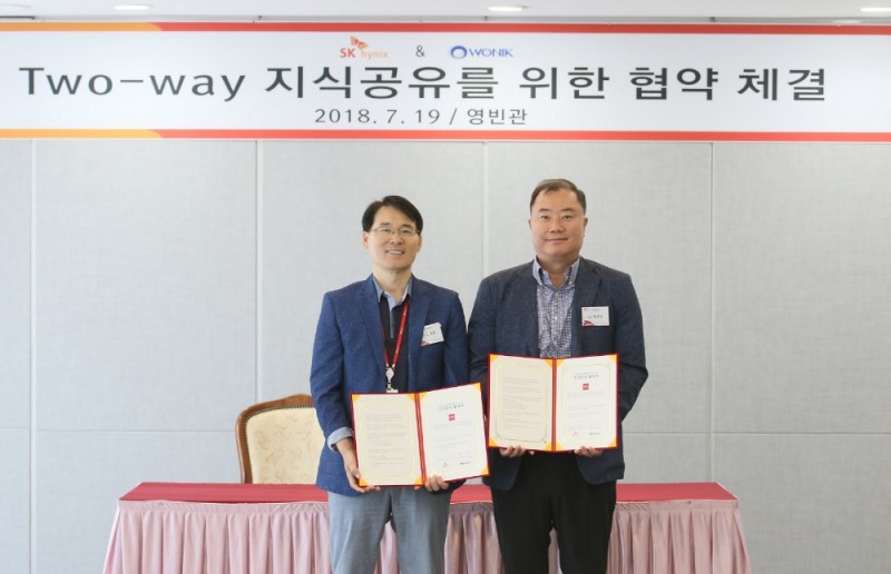 △19일 열린 쌍방향(Two-way) 지식공유 협약식에서 김대영 SK하이닉스 상무(왼쪽)와 박영규 원익 사장이 기념촬영을 하고 있다 / 사진=SK하이닉스