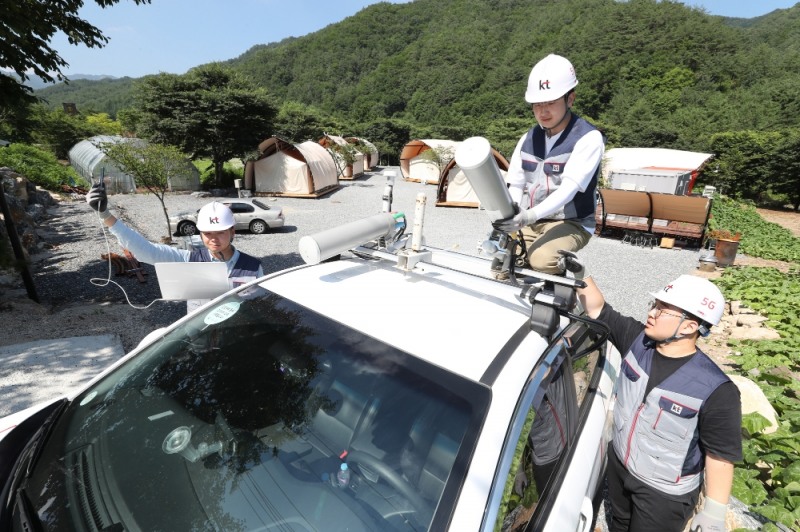 △KT 직원들이 강원도 영월군 무릉도원면 법흥계곡 캠핑장에서 네트워크 품질을 점검하고 있다 / 사진=KT