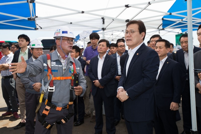 최종구 금융위원장은 19일 전남 해남군에 위치한 중견조선사인 대한조선을 방문해 조선·해운업 등 지역 연관산업동향을 점검하고 협력업체 애로사항을 청취했다. 최종구 금융위원장이 대한조선 관계자에게 조선소 현황설명을 듣고 있다. / 사진= 금융위원회