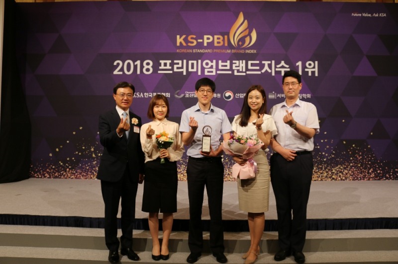 △김영표 신한저축은행 대표(왼쪽)가 2018 프리미엄브랜드지수 수상식에서 기념촬영을 하고 있다./사진=신한저축은행