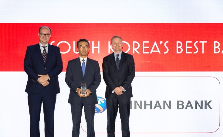 지난 18일 홍콩에서 열린 유로머니(Euromoney)誌 주관 'Awards for Excellence 2018' 시상식에서 신한은행 홍콩지점 신유식 지점장(가운데)이 유로머니 관계자들과 기념촬영을 하고 있다. / 사진= 신한은행