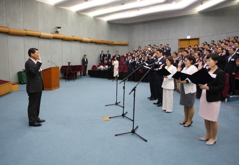 △한화생명 차남규 대표이사 부회장(사진 왼쪽)이 본사/영업관리자/FP/사무직원/고객센터장 5개 업무분야의 대표직원 및 임직원과 함께 소비자보호 행동강령을 적극 실천할 것을 다짐하며 서약을 하고 있다. /사진=한화생명