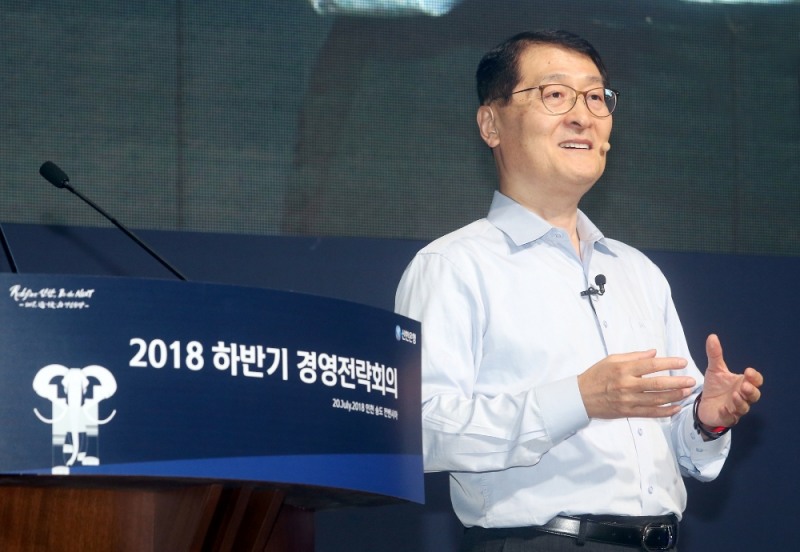 지난 20일 인천 연수구 소재 송도 컨벤시아 신관에서 진행된 2018 하반기 경영전략회의에서 신한은행 위성호 은행장이 임직원들에게 프레젠테이션을 하고 있다. / 사진= 신한은행