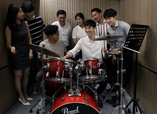 롯데백화점 문화센터 드럼 강좌. 롯데쇼핑 제공