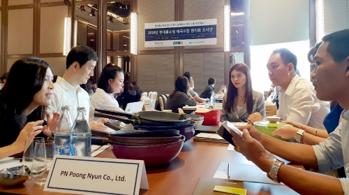 한 중소기업 관계자들이 태국 방콕에서 열린 중소기업 제품 해외시장 현지화 조사단 프로그램에서 현지 바이어들과 수출 상담을 진행하고 있다. 현대홈쇼핑 제공 