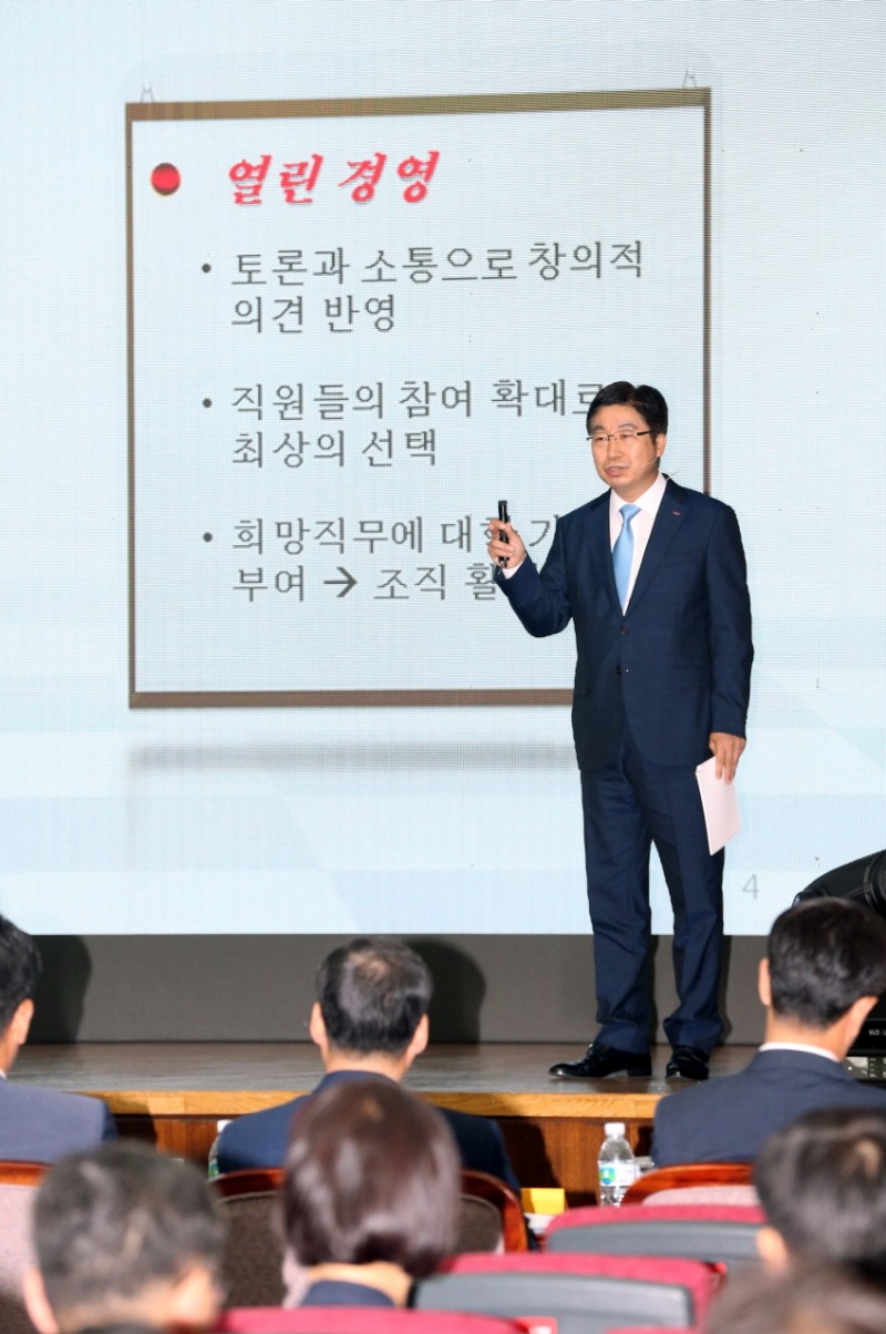 BNK경남은행 황윤철 은행장이 '2018 하반기 경영전략회의'에서 CEO특강을 하고 있다. / 사진= BNK경남은행