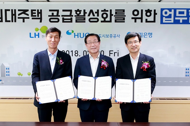 우리은행은 지난 20일 서울시 논현동에 소재한 한국토지주택공사 서울지역본부에서 ‘우리은행-한국토지주택공사(LH)-주택도시보증공사(HUG), 사회임대주택 공급 활성화를 위한 업무협약’을 체결했다. 이창재 우리은행 부행장(사진 왼쪽 세번째)이 유대진 LH부사장(사진 왼쪽 첫번째), 손종철 HUG부사장(가운데)과 기념촬영을 하고 있다. / 사진= 우리은행