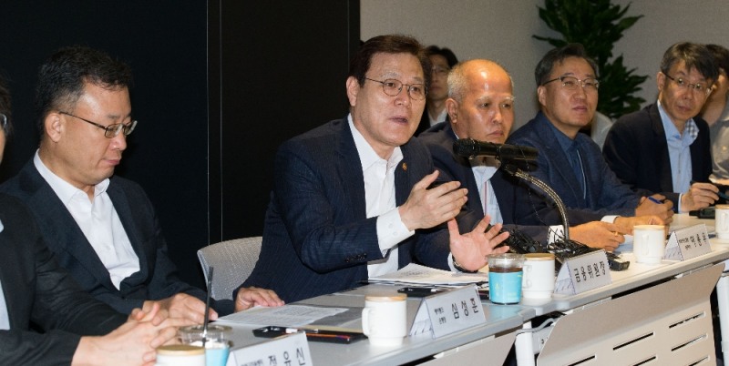 최종구 금융위원장은 23일 성남 분당 판교 카카오뱅크에서 핀테크 생태계 활성화를 위한 현장간담회에서 인터넷전문은행과 핀테크기업의 협업사례를 듣고 활성화 방안을 논의했다. (왼쪽부터) 심성훈 케이뱅크 은행장, 최종구 금융위원장, 이용우·윤호영 카카오뱅크 공동대표. / 사진= 금융위원회(2018.07.23)