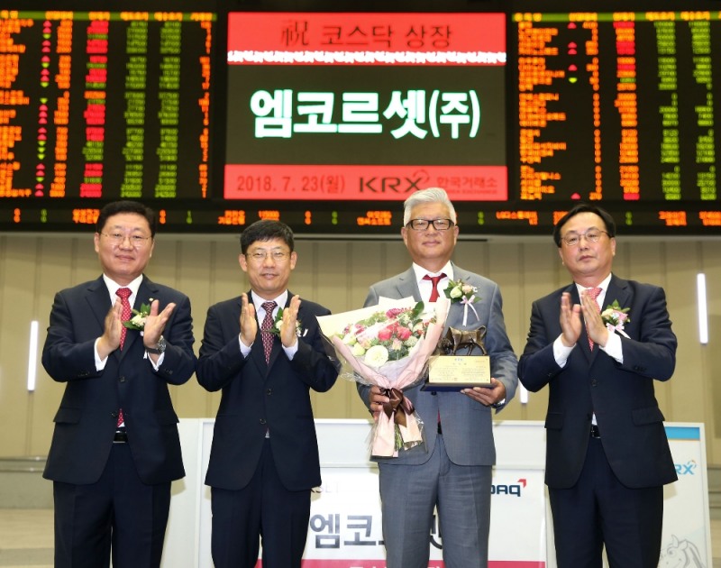 한국거래소 코스닥시장본부는 23일 서울사옥 홍보관에서 여성 속옷 전문 제조업체인 엠코르셋의 코스닥시장 신규상장기념식을 개최했다. 상장기념패 전달 후 기념촬영. (왼쪽부터) 나재철 대신증권 대표이사, 정운수 한국거래소 코스닥시장본부장, 문영우 엠코르셋(주) 대표이사, 송윤진 코스닥협회 부회장. 사진=한국거래소