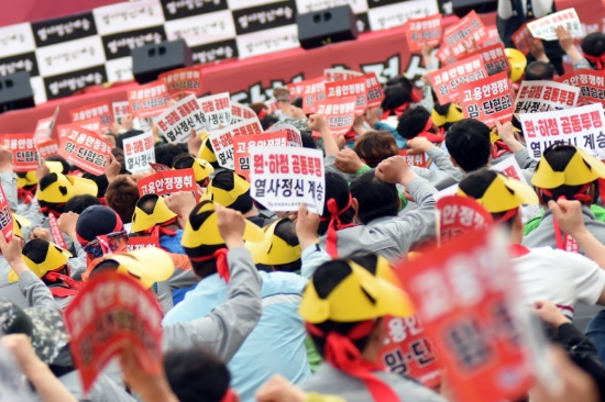 19일 현대중공업 노조가 올해 임단협 난항을 이유로 전면파업에 돌입한 가운데 이날 오후 울산시 동구 본사에서 조합원 파업 출정식이 열리고 있다. 사진=금속노조 현대중공업지부.
